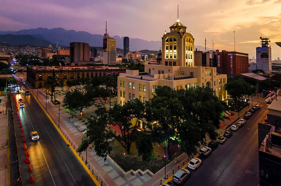 Panorámica del Palacio Federal al atardecer, tomada hacia el Suroeste.