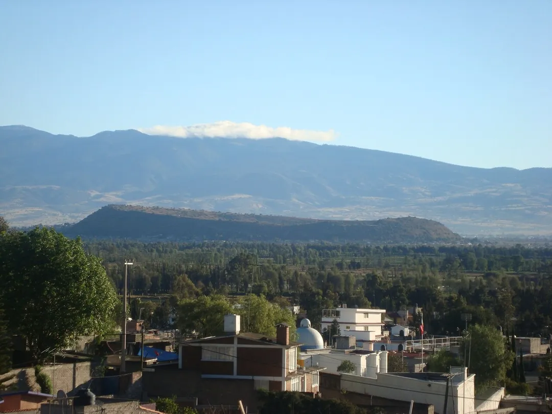 El cerro de Xico, como se ve desde el volcán Teuhtli en Tláhuac.