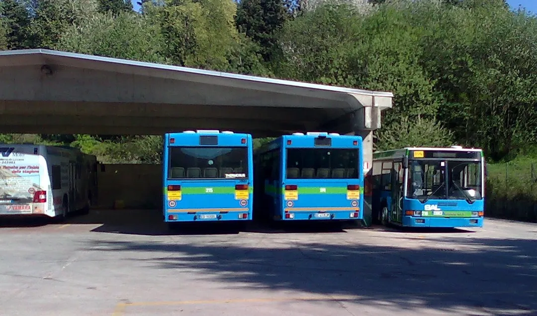 Quattro autobus della SAL di Lecco nel deposito di Barzanò (un Mercedes Citaro, due Mercedes O405G e un Ikarus 41704)