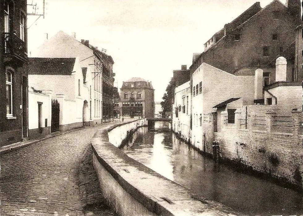 Le Pont du Christ, le quai aux huitres, la rivière Dyle dans la ville de Wavre (Province du Brabant Wallon) au début du 20ème siècle. Ancienne carte postale vers 1910