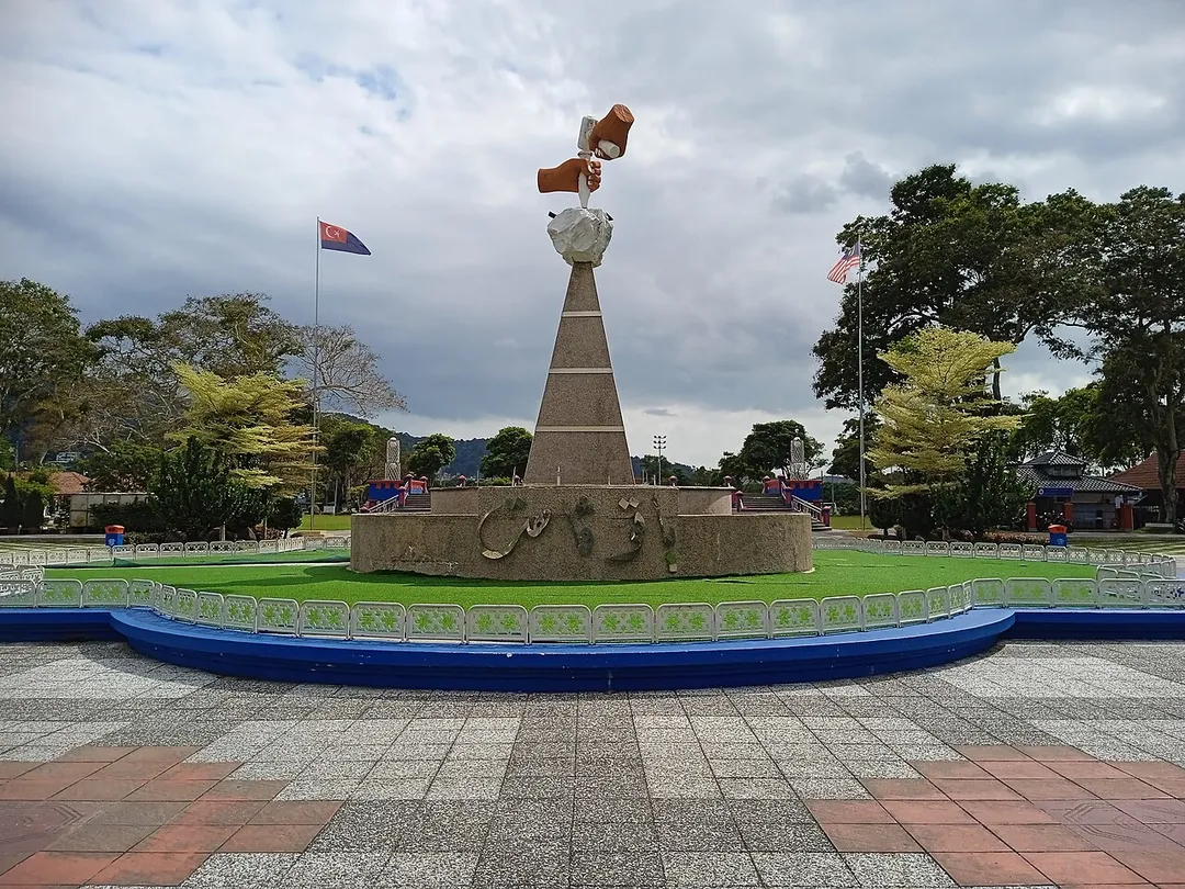 Dataran Penggaram terletak di Jalan Rahmat, Batu Pahat, Johor