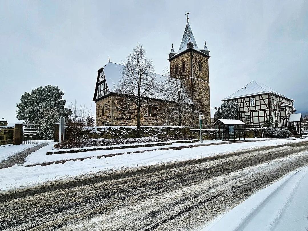Die evangelische Kirche in Baunatal-Großenritte im Winter 2025