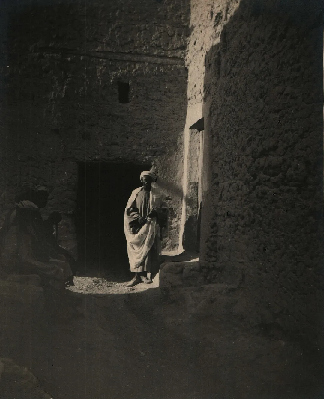 Views and photos of the Sahara desert and other regions in Africa. Narrow street entrance in Béchar, Algeria.
