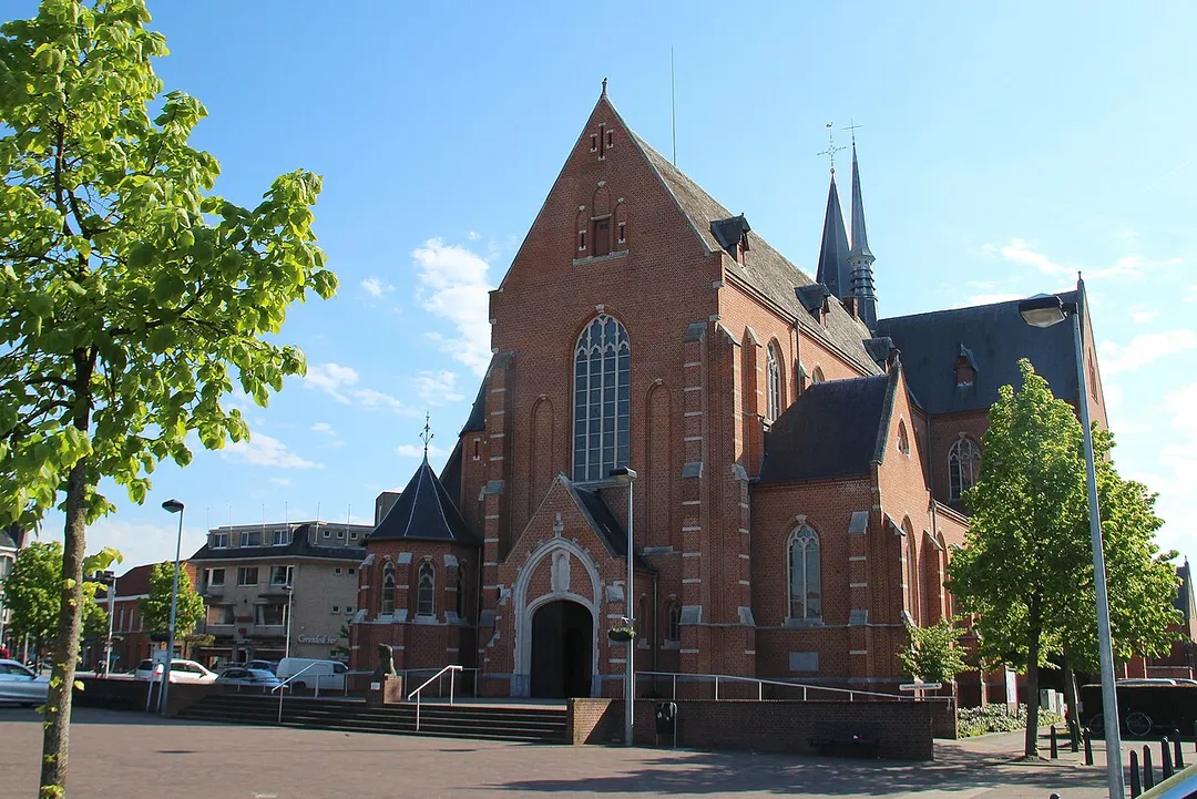 De oudste historische vermelding van Beerse dateert van 1187 en  betreft deze kerk. De patroonheilige, Sint-Lambertus, 
was een bisschop die in de 7de-8ste eeuw Taxandrië  of de huidige Kempen  bekeerden. De kerktoren zoals we hem nu nog kennen, stond er al in de 15de eeuw, maar dan zonder  

de hoge spits; die kwam er pas in 1888. De oude kerk stond ten oosten van de toren. Omdat de bevolking erg toegenomen was, besliste men in 1906 om een nieuwe en grotere kerk te bouwen. Tijdens de bouwwerken in 1908 stonden de twee kerken er tegelijkertijd met de toren in het midden. Na de inwijding van de nieuwe kerk op 17 februari 1909 werd de oude kerk afgebroken.