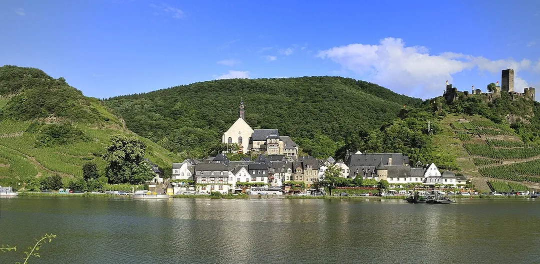 Ortsansicht auf Beilstein an der Mosel von dem gegenüberliegenden linken Flussufer