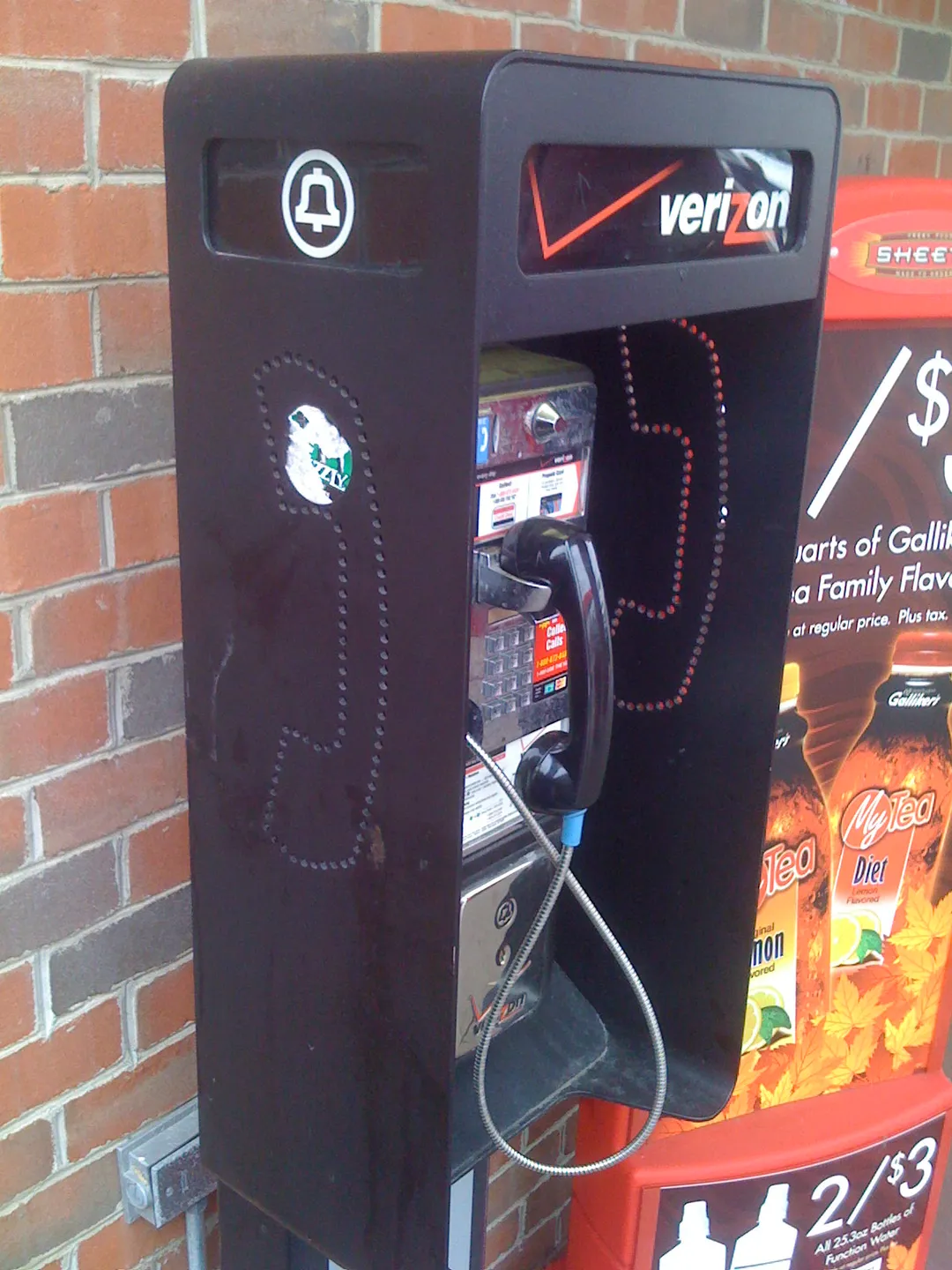 Used to describe continued use of Bell logo within Verizon. Took image myself 11/06/2008.
