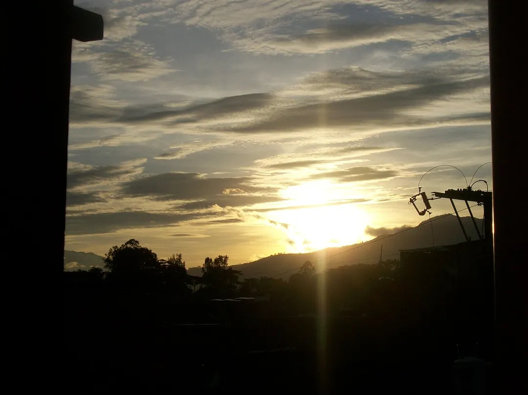 Se puede apreciar el amanecer desde la ciudad de Bello, Antioquia. El 07 de junio del 2012
