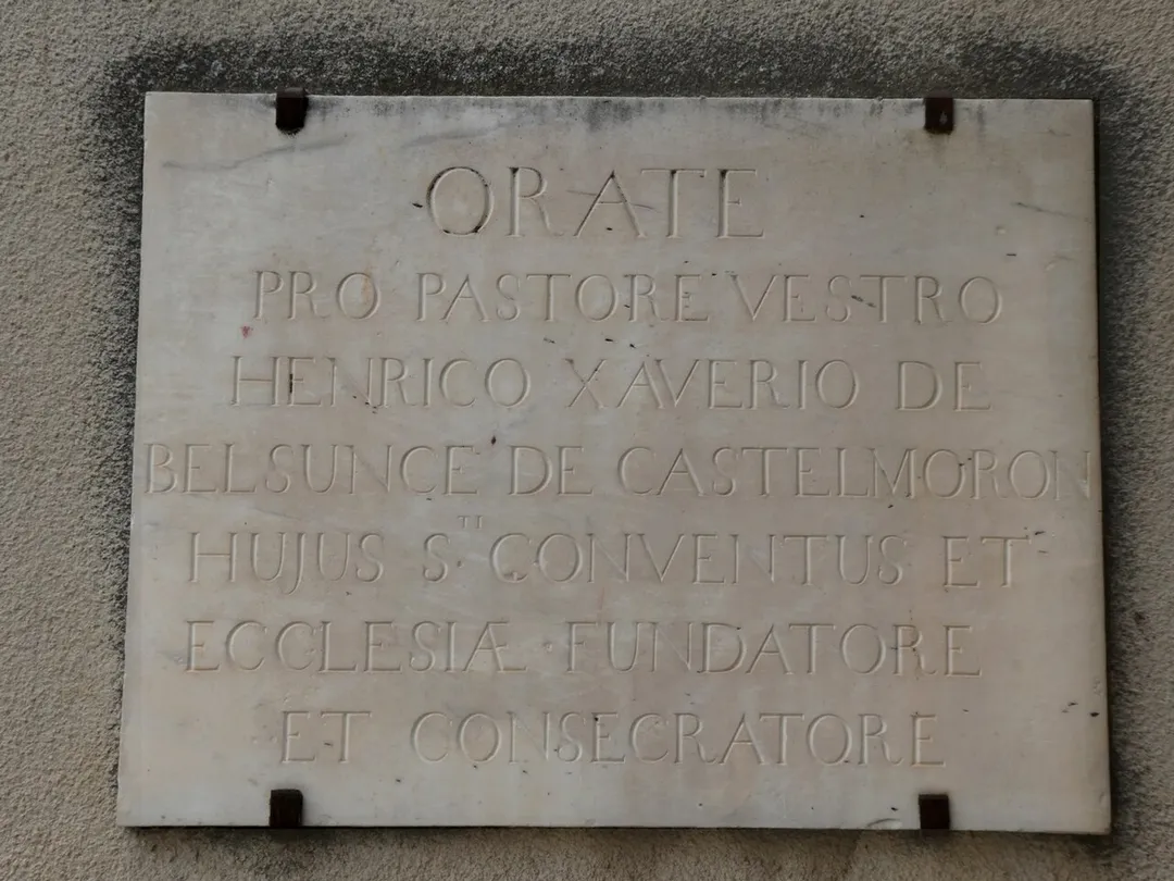 Traduction de l'inscription latine :
PRIEZ POUR VOTRE PASTEUR HENRI XAVIER DE BELSUNCE DE CASTELMORON FONDATEUR ET CONSECRATEUR DE CE COUVENT ET (DE CETTE) EGLISE