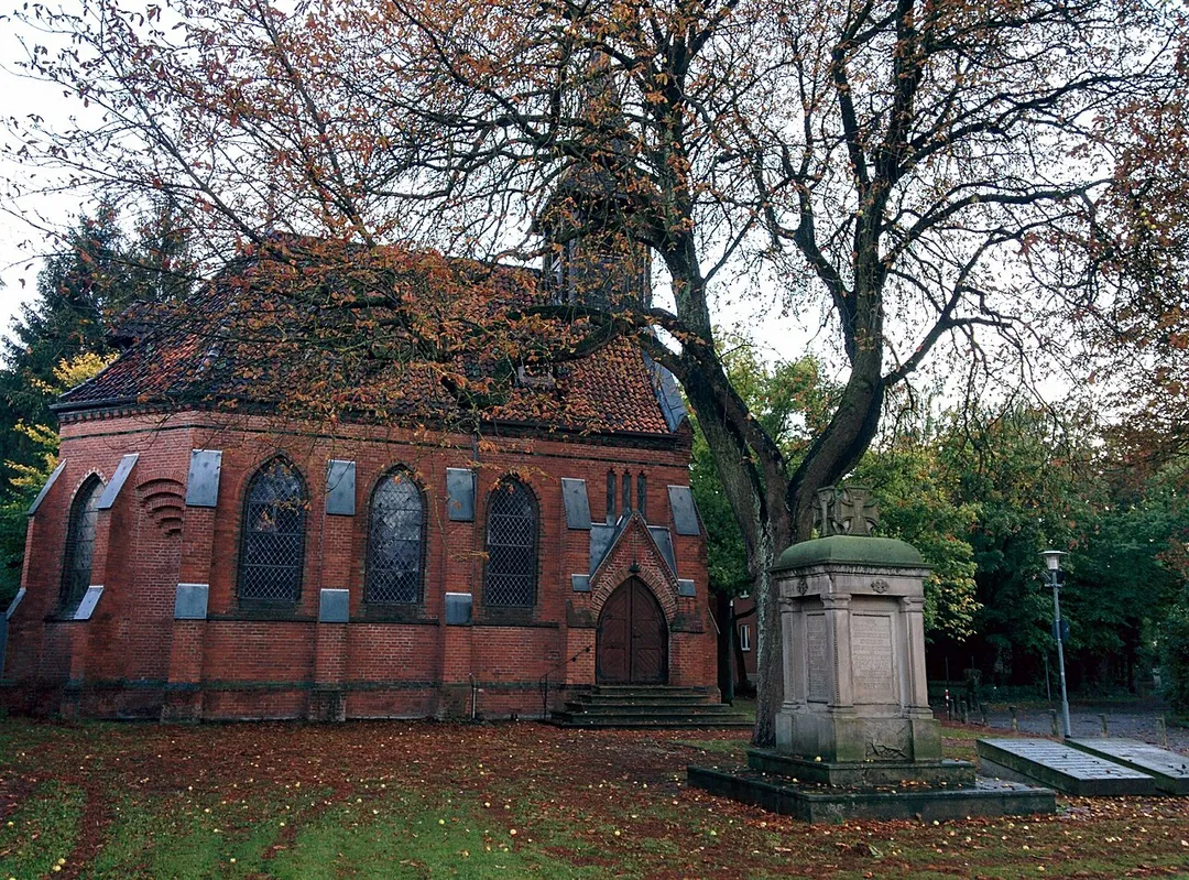 Die St.-Johannis-Kapelle in Bemerode mit Gefallenendenkmal
