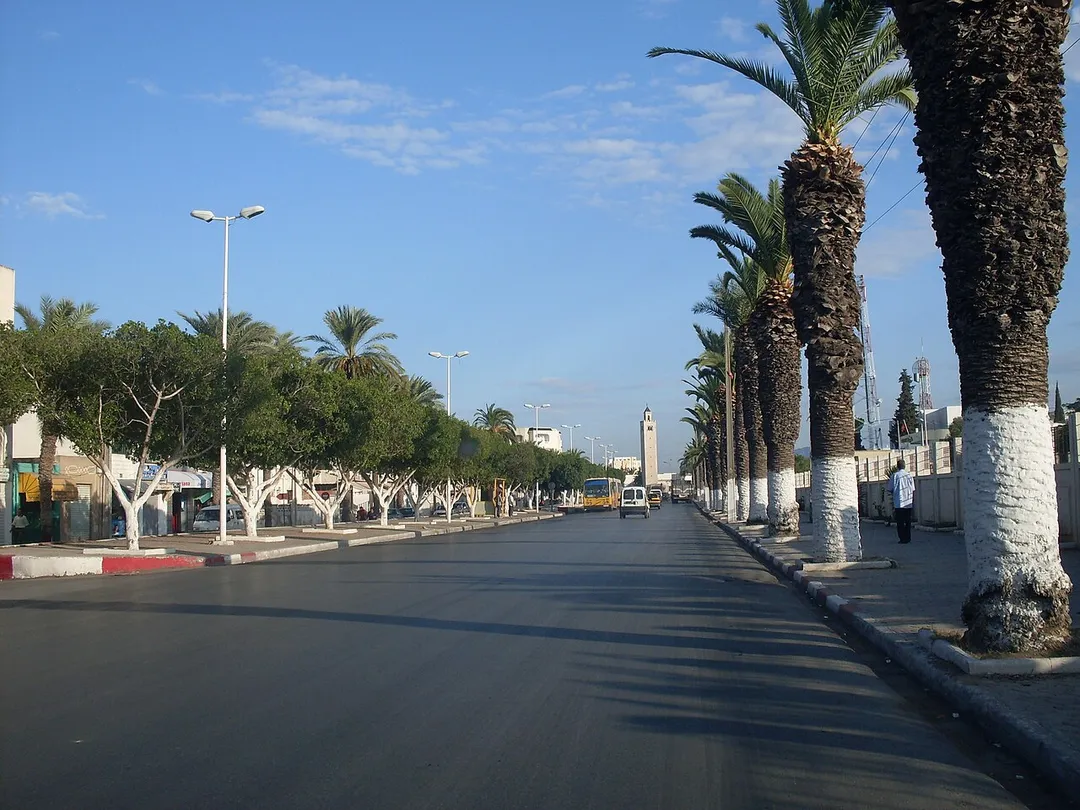 Avenue principale de la ville de Ben Arous parallèle aux chemin de fer