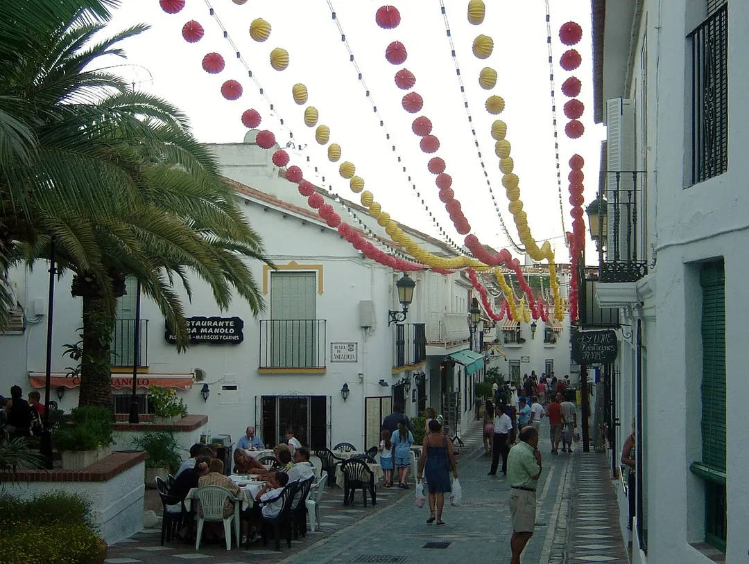 Calle típica de Benalmádena Pueblo (Málaga, España).

Foto por comakut.