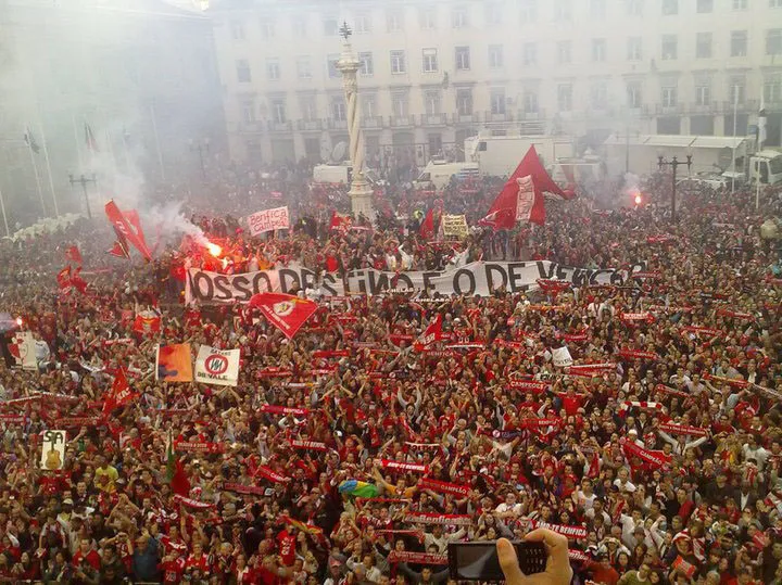 Benfica fans celebrating their team’s championship in 2009/10