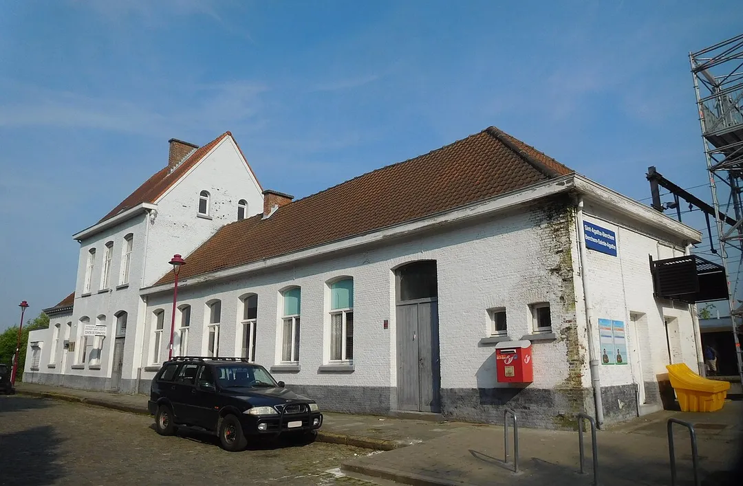 La gare de Berchem-Sainte-Agathe côté rue