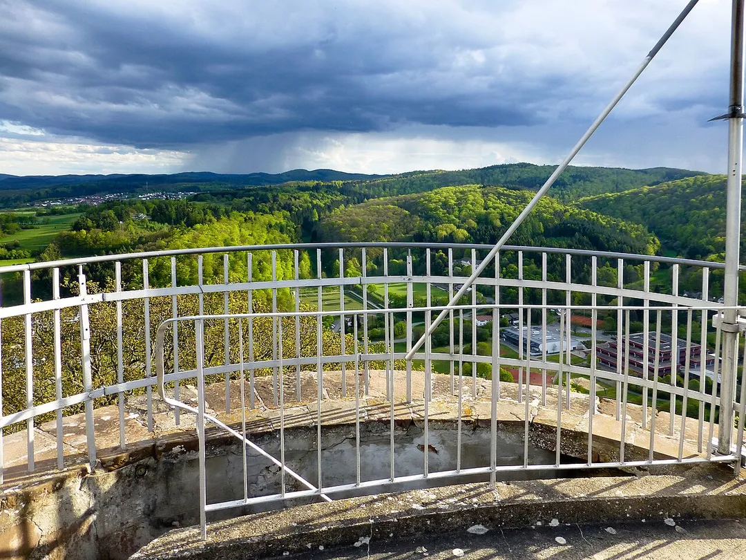 Blick vom Bergfried nach Südwesten; im Vordergrund rechts die Gesamtschule von Battenberg, mittig links Laisa
