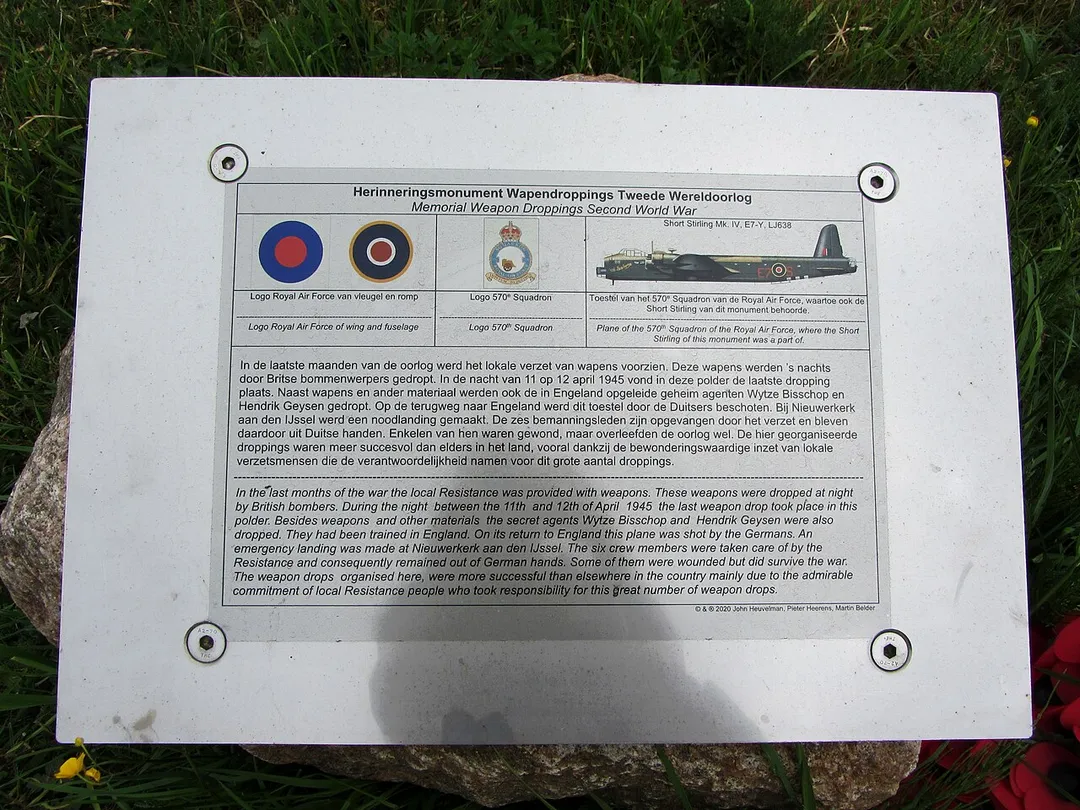 Metalen monument in de vorm van een Stirling bommenwerper, op de rotonde Zuidbroek, Zuidbroekse Opweg / N210.  Onthuld op 13 april 2022. Gerard Verdoold ontwierp en realiseerde het monument. Na de wapendropping werd de Stirling E7Y beschoten door een Duitse jager en moest de Stirling een noodlanding maken in Nieuwerkerk aan den IJssel. De bemanning werd gered door verzetsmensen.