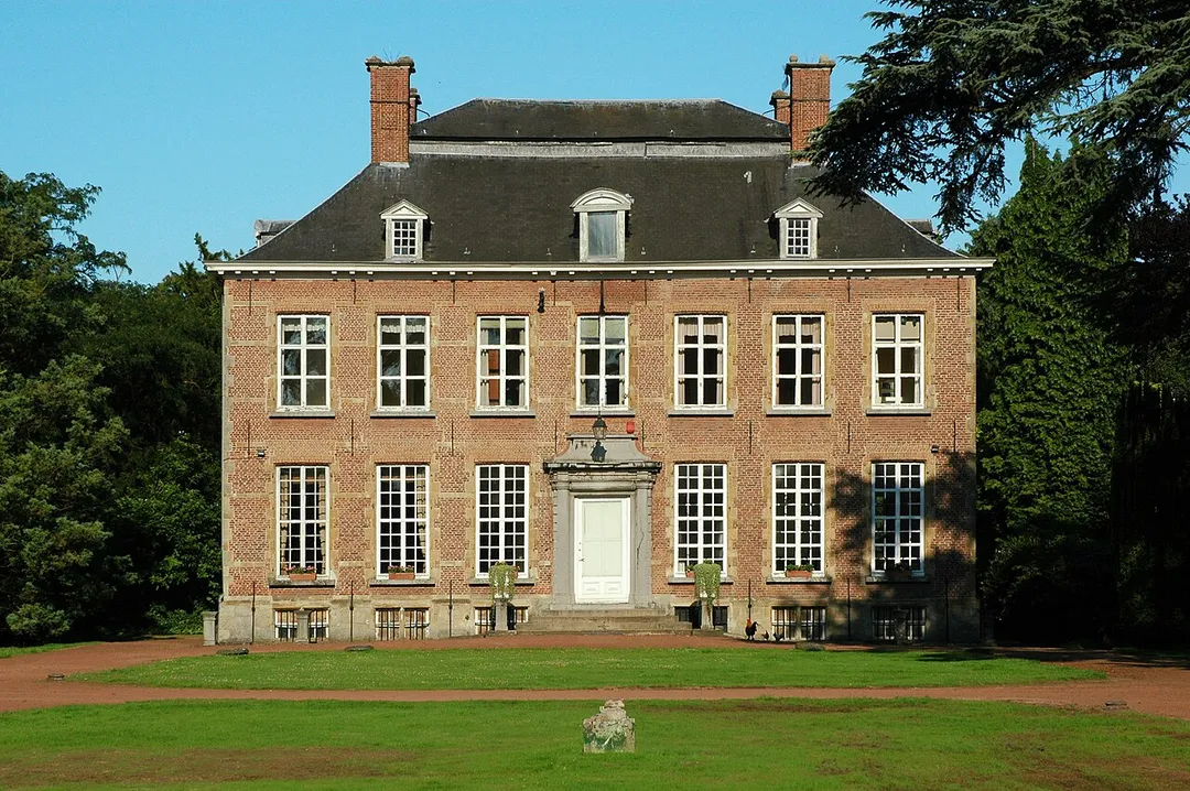 Western (main) facade of the Kasteel van Berlare (Castle of Berlare). Onroerend erfgoed, address: Dorp 1, Berlare, Belgium.