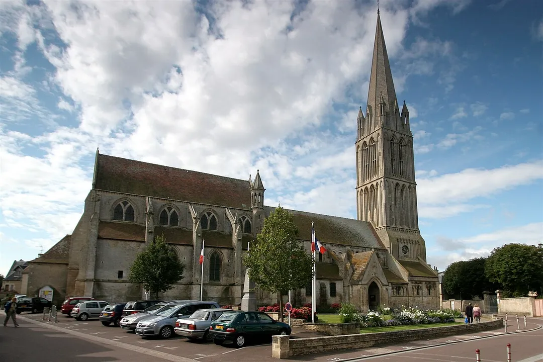 Église Notre-Dame-de-la-Nativité de Bernières-sur-Mer (Calvados, France), classée monument historique depuis 1840.