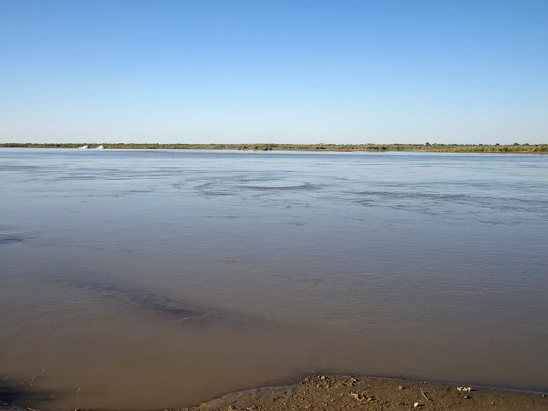 Amudaria below the bridge in Urgench (taken from the former ferry location in Xorazm Region); the other bank is in Beruniy District of Karakalpakstan