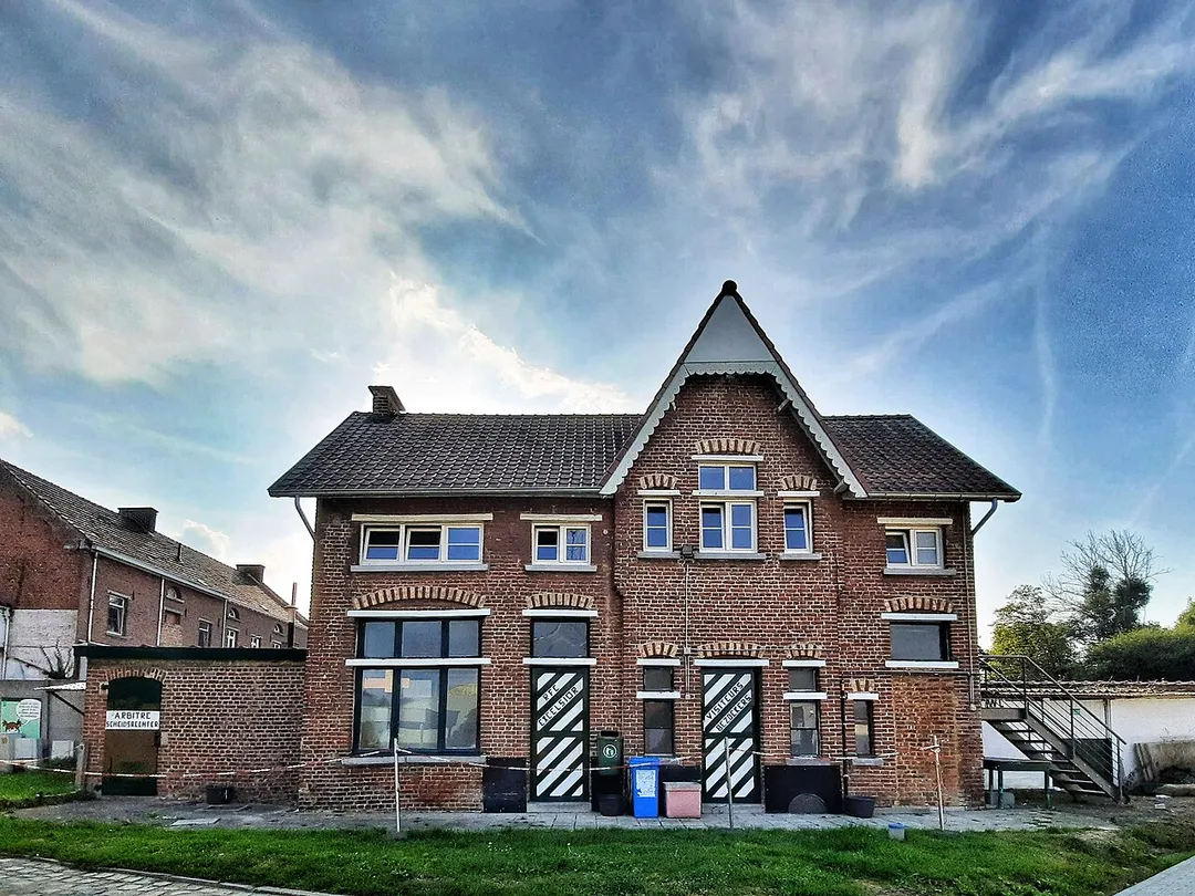 Bever: zicht op het gebouw met de kleedkamers en scheidsrechterlokaal van de voetbalploeg