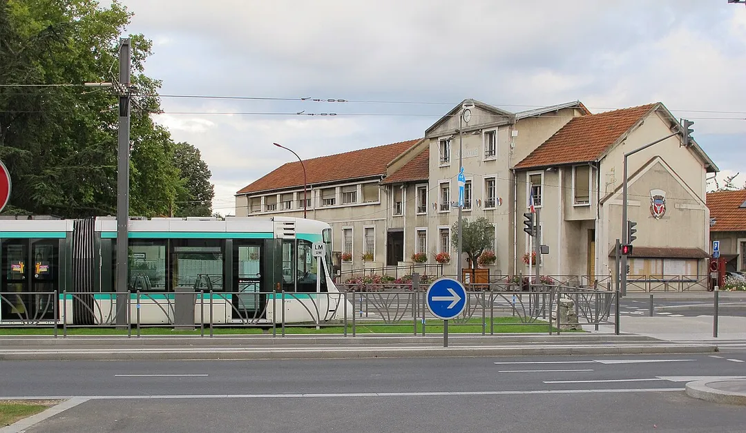 Un tramway devant l'ancienne mairie de Bezons (Val d'Oise) le 13 août 2012.