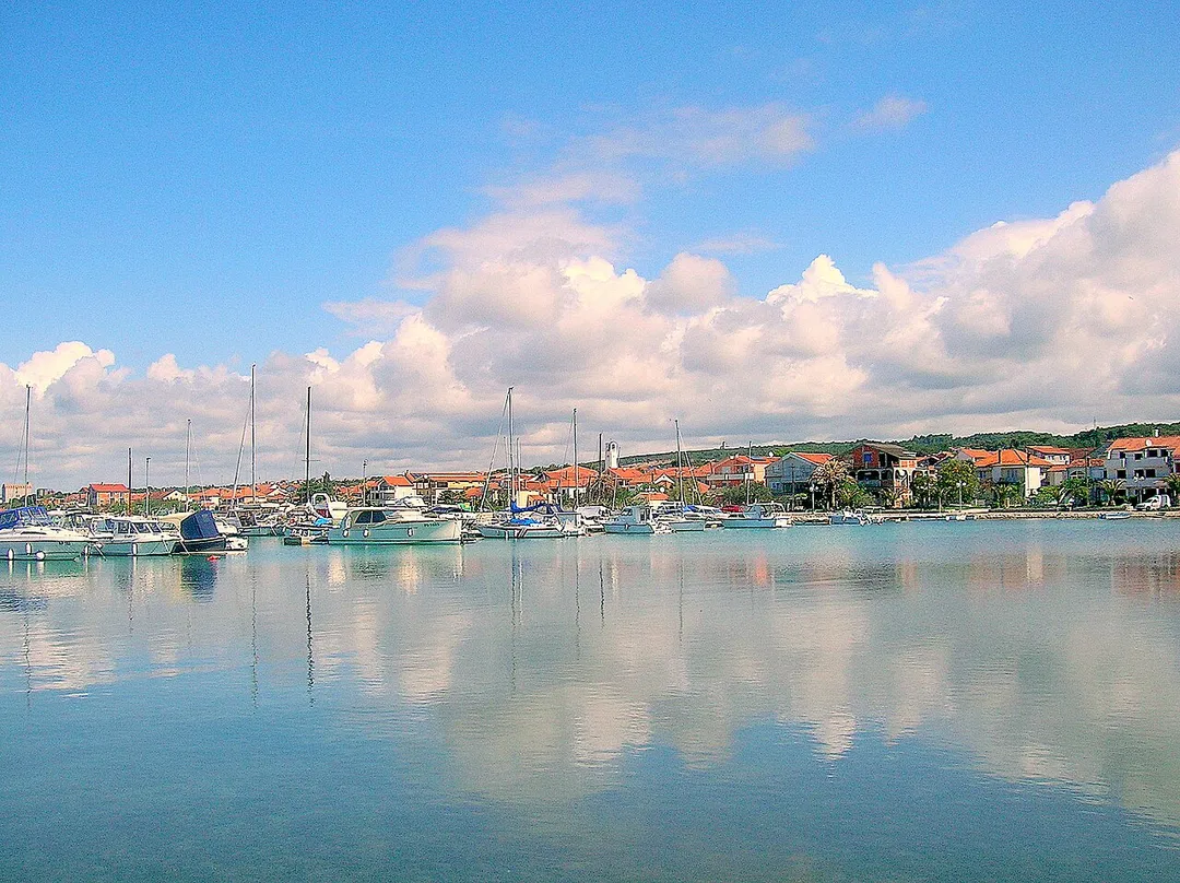 Vue du petit port de Bibinje