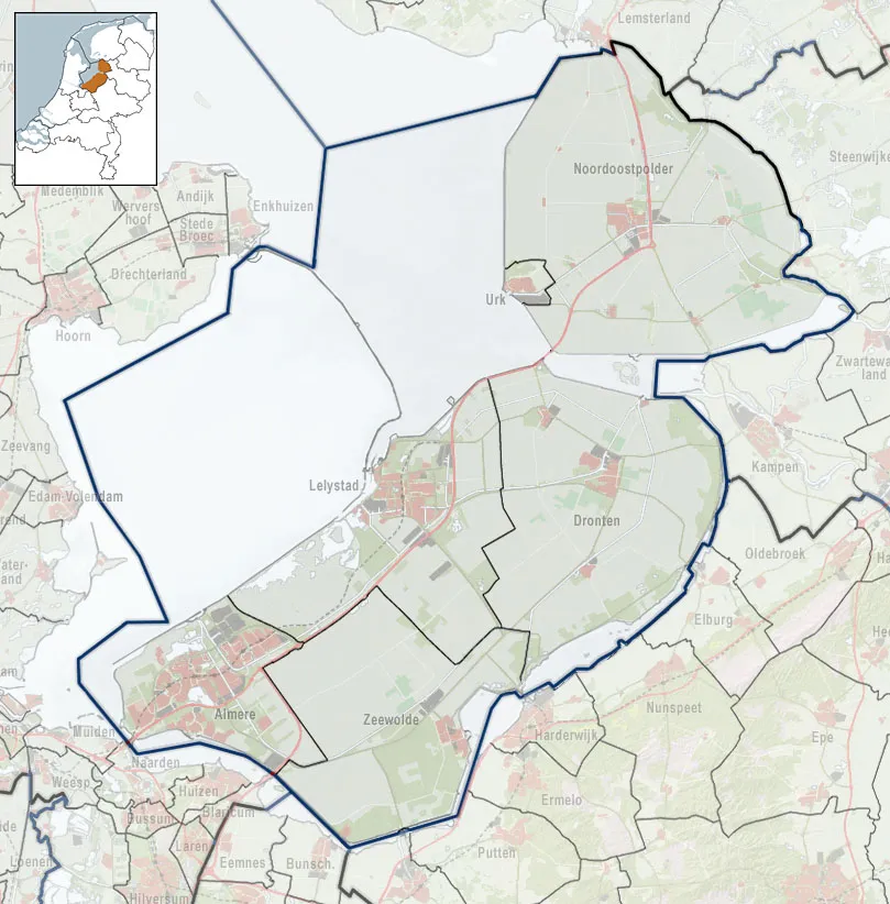 Referentiekaart van Provincie Flevoland, met indeling van gemeenten (2010) en impressie van het landschap.
Door Jan-Willem van Aalst, samengesteld uit publiek beschikbare geo-data:

Referentie-ondergrond (kustlijn, steden, wegen) gerasterd uit de OpenStreet Map OSM. (http://www.openstreetmap.org/index.html) Inhoud is beschikbaar onder de Creative Commons Attribution-ShareAlike 3.0 license.
Referentie-ondergrond op water bewerkt vanuit http://satfoto.geoserve.nl/false-nl/index.html. Gebruik is vrij met bronvermelding NLR en ESA.
Vectorgrenzen van gemeenten en regio's vrij ter beschikking gesteld met dank aan cartografen van brandweerregio's Hollands-Midden en IJsselland; gerasterd in Photoshop.
Hoogte-aanduidingen (reliëf) gerasterd uit de AHN Viewer (http://www.ahn.nl/kaart/); gebruik is vrij met bronvermelding (c) AHN, www.ahn.nl;
Overige kenmerken op de kaart: eigen tekenwerk van Jan-Willem van Aalst, op basis van gerasterde gemeentegrenzen.