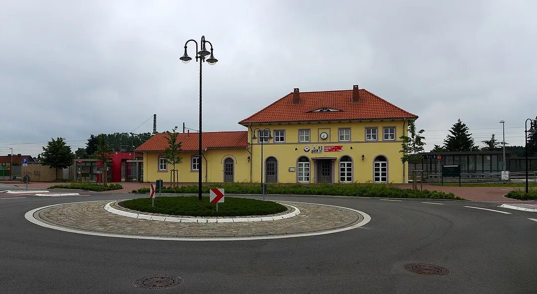 Bahnhof in Bienenbüttel, Haltepunkt des Metronom an der Hochgeschwindigkeitseisenbahnstrecke Hamburg–Uelzen–Hannover. Kreisverkehr vor dem Bahnhof.