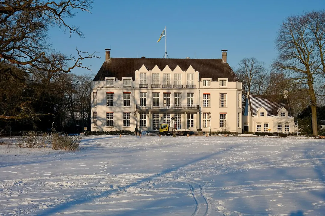 Jagtlust Bilthoven, het gemeentehuis van De Bilt,  in de sneeuw in 2021.