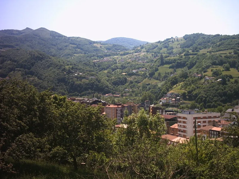Pueblo de Blimea, al fondo se ve el valle de San Mamés