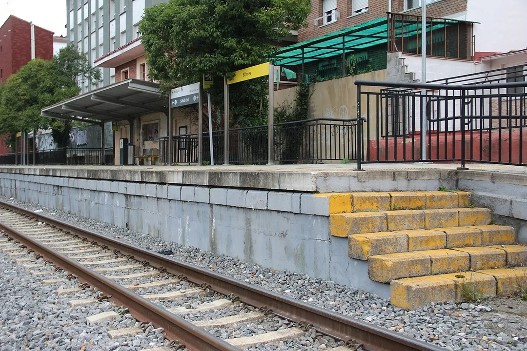 Blimea (San Martín del Rey Aurelio). Blimea train station. Platform, view towards Sotrondio train station.