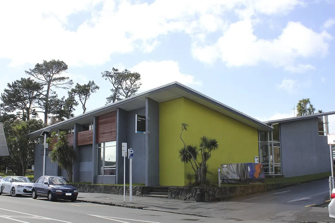 Blockhouse Bay Library on Blockhouse Bay Road, Auckland, New Zealand. Auckland Libraries Heritage Collections BLOC-D-2014-010