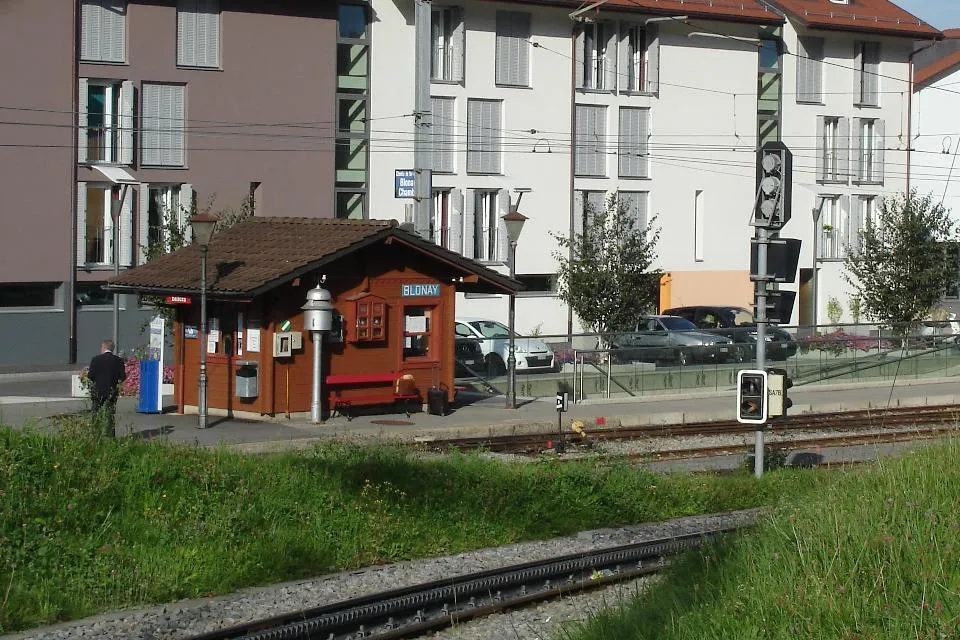 Einer der beiden Endpunkte der Museumsbahn Blonay–Chamby (BC): Blonay. Im Hintergrund links, der Bahnhof der Museumsbahn. Im Vordergrund Zahnradbahnstrecke System Abt von Blonay nach Les Pléiades. Rechts auf dem Bild nicht mehr sichtbar findet sich der Bahnhof der Transports Montreux–Vevey–Riviera (MVR).
