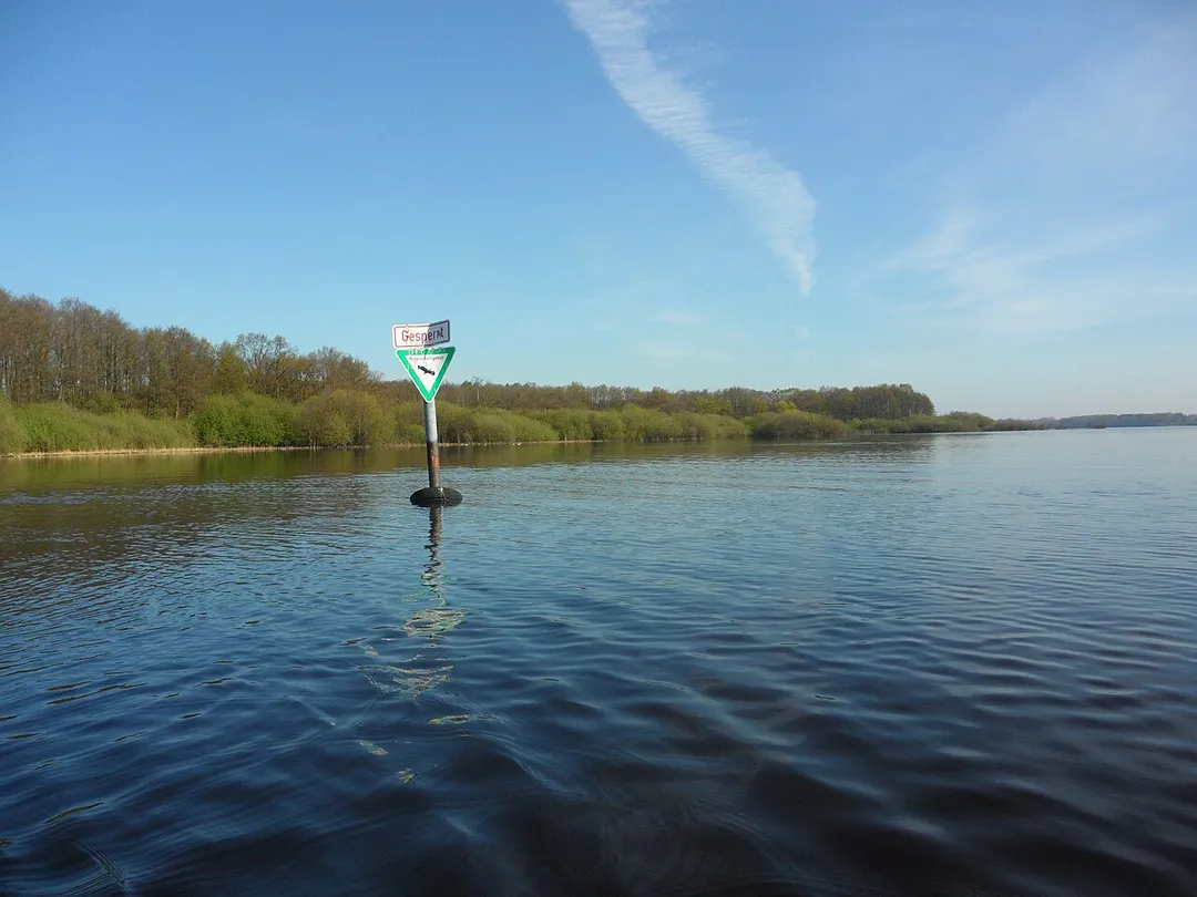 The Nature reserve "Westufer Einfelder See" is marked by signs on the lake