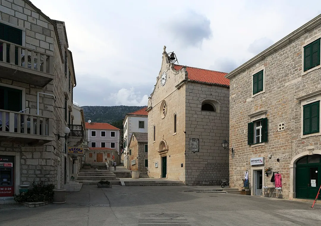 Die Piazza von Bol, die Kirche links ist crkva Gospe od Karmela