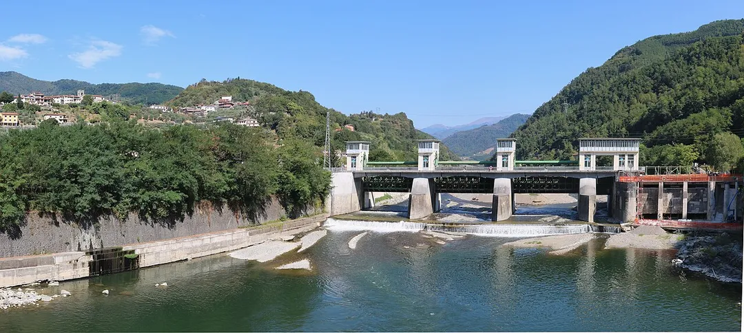Barrage in River Serchio at Borgo a Mozzano / Toscana