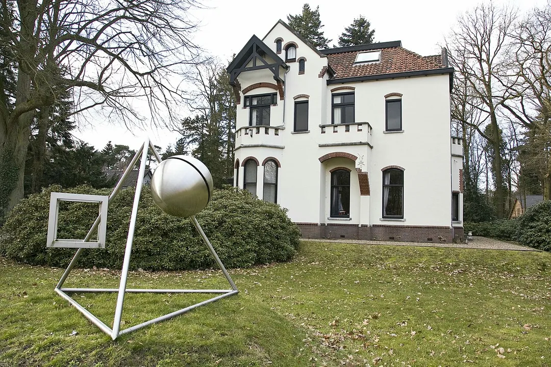 Villa Joyau: Overzicht met kunstwerk op de voorgrond (opmerking: Gefotografeerd voor Wegh der Weegen, ontwikkeling van de Amersfoortseweg 1647-2010)