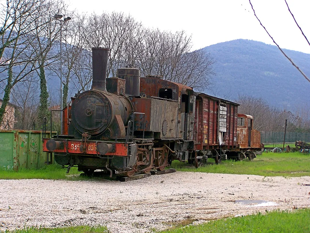 Finto treno in esposizione presso le cave di Botticino composto dalla locomotiva 835.009 in testa, da un carro merci chiuso al centro e da una locomotiva ad accumulatori in coda