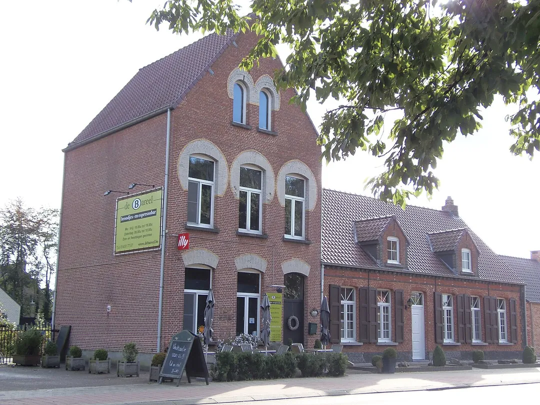 Bouwel (Grobbendonk), Herenthoutsesteenweg 4 en 6. Rechts (nr. 6) het voormalig postkantoor uit 1869, na de bouw van het nieuwe postkantoor de woning van de postmeester. Links (nr. 4) het nieuwe postkantoor uit 1904, thans broodjesbar.