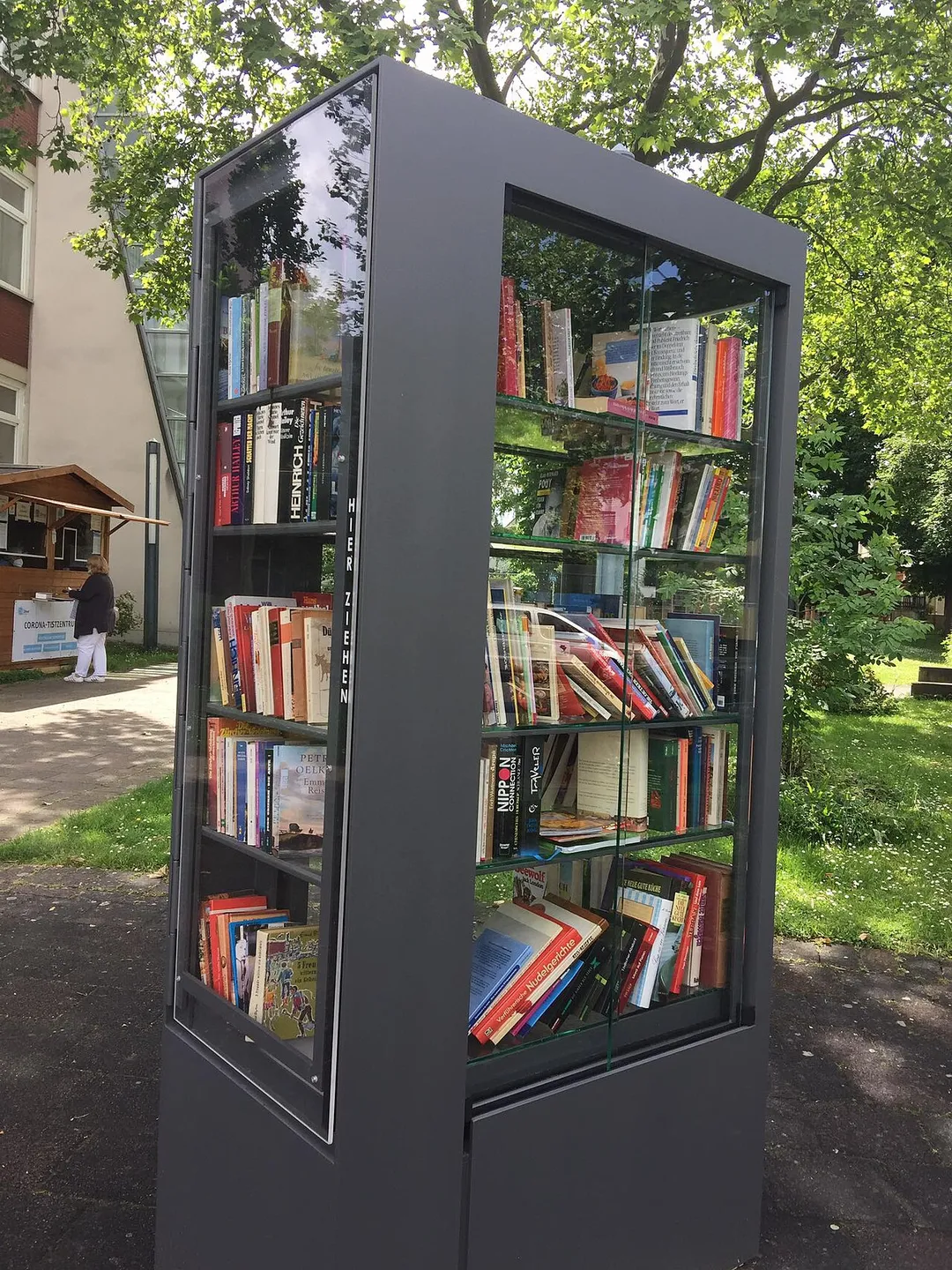 Brackel public bookshelf