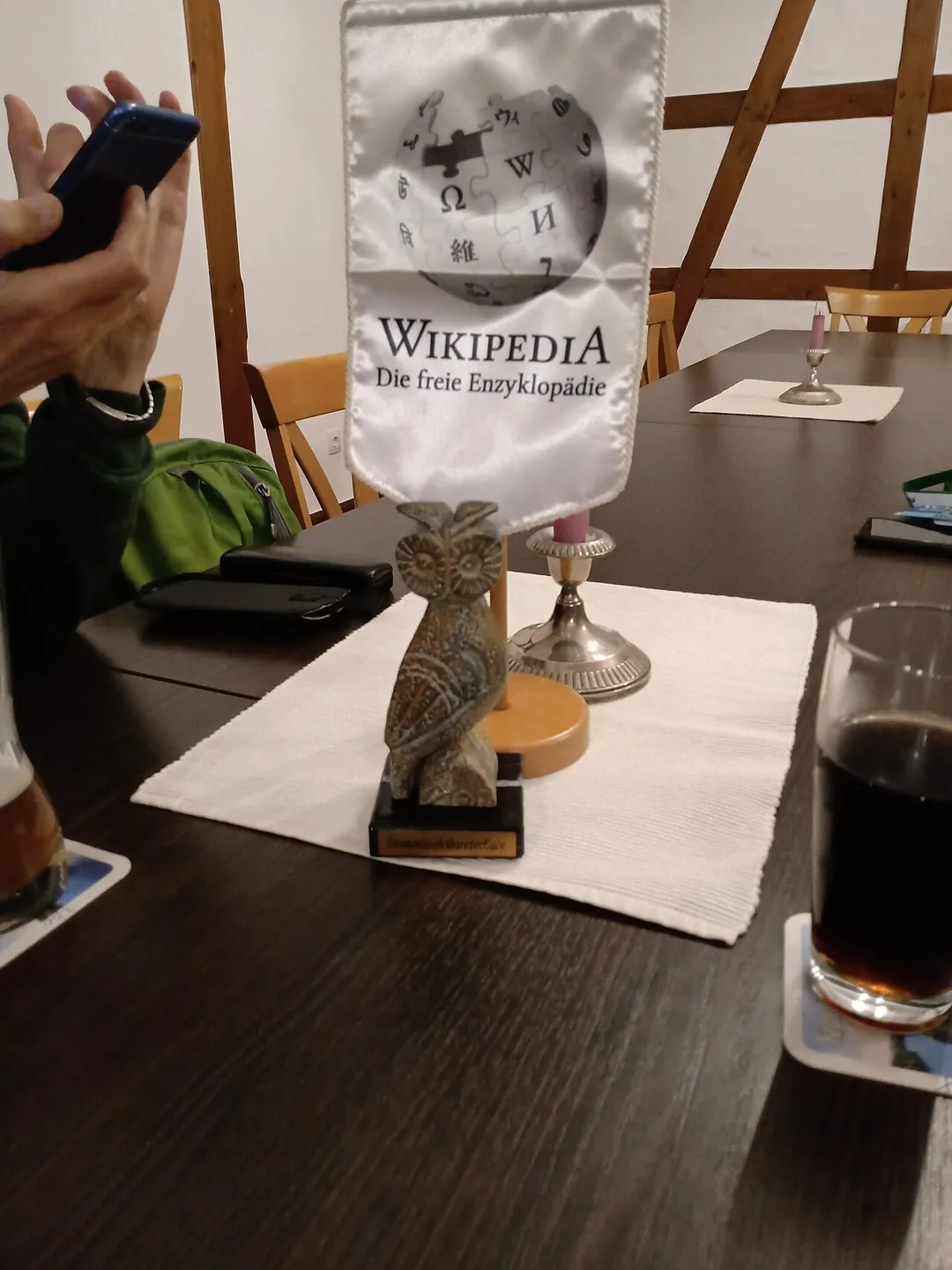 Wikipedia-Wimpel und Wikipedia-Stammtischeule im Restaurant Haus Mähler in Breckerfeld am 1. Oktober 2022.
