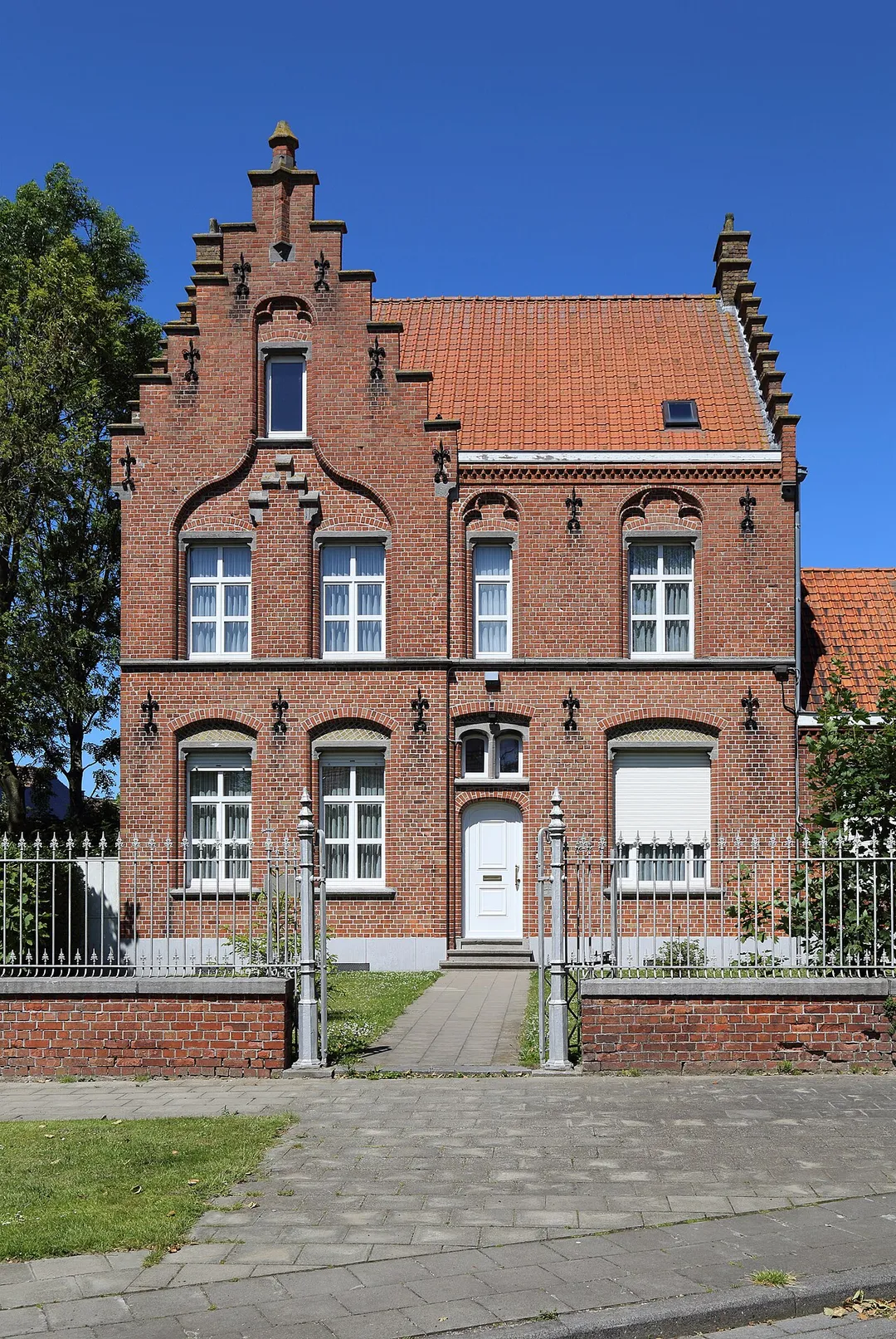 Bredene (Belgium), Kerkstraat: presbytery