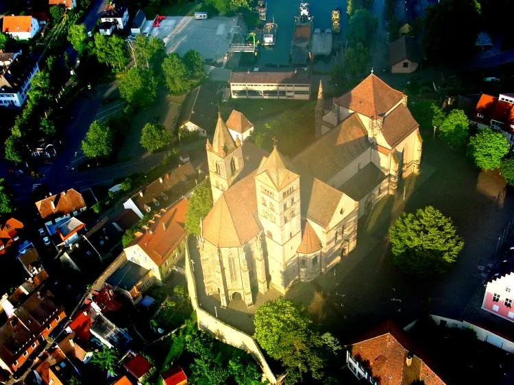 Luftbild vom Breisacher Münster, aufgenommen bei einer Ballonfahrt im Juli 2003 Weitere Luftbilder von Breisach