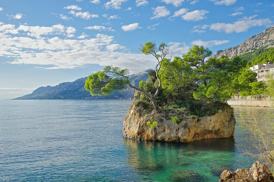 Coast in Brela with the islet of Kamen Brela