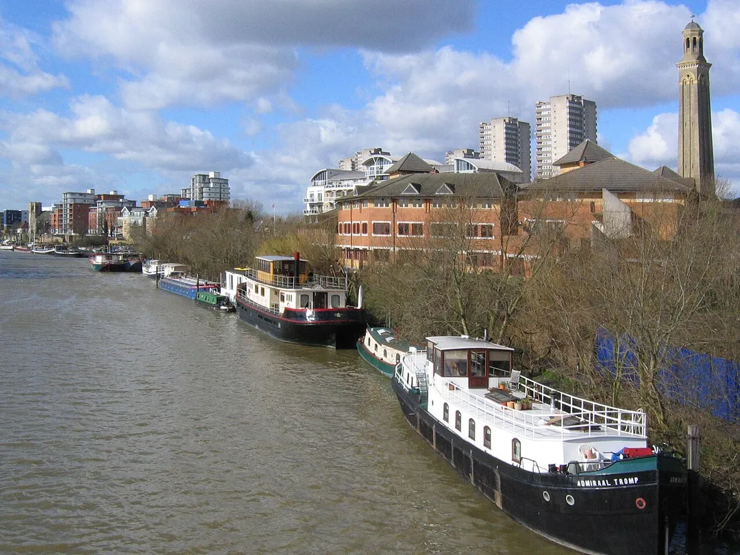Houseboats on the Thames at Brentford, photo taken from Kew Bridge. This photo was on Wikipedia and is being moved to the Commons by its author.
