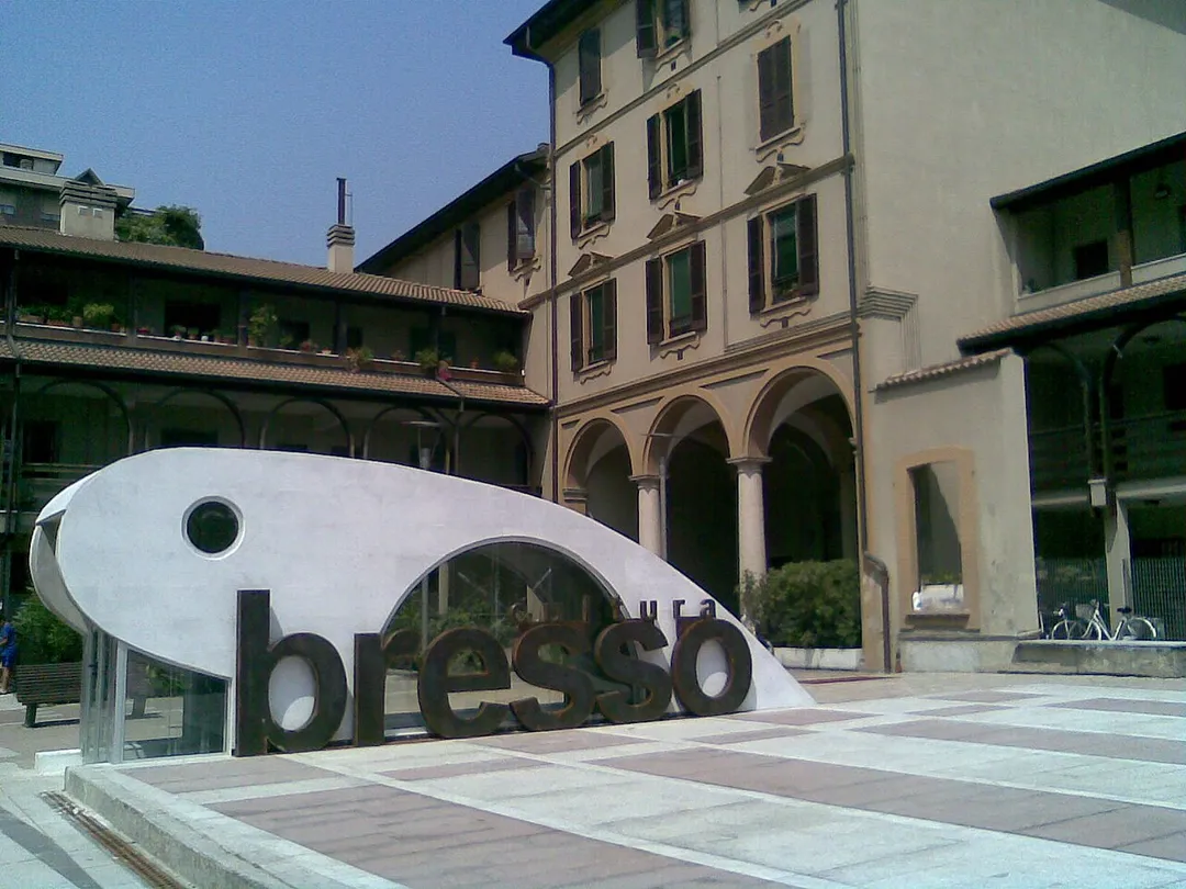 Bresso, piazzetta di Via Cavour e Villa Conti Perini