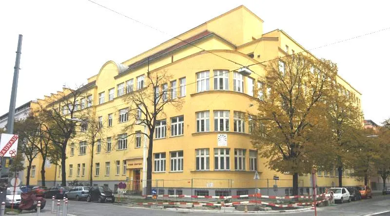 ehemaliges Brigittaspital, heute Schülerheim in der Stromstraße nahe Höchstädtplatz in Wien-Brigittenau




 

This media shows the protected monument with ObjektID 52694 in Austria. (Commons, de, Wikidata)