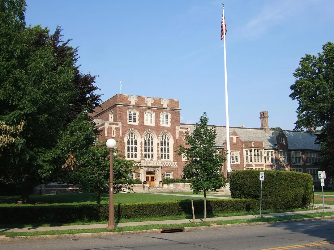 Photo of The Bronxville School, a en:Guilbert and Betelle design, taken in July 2006.