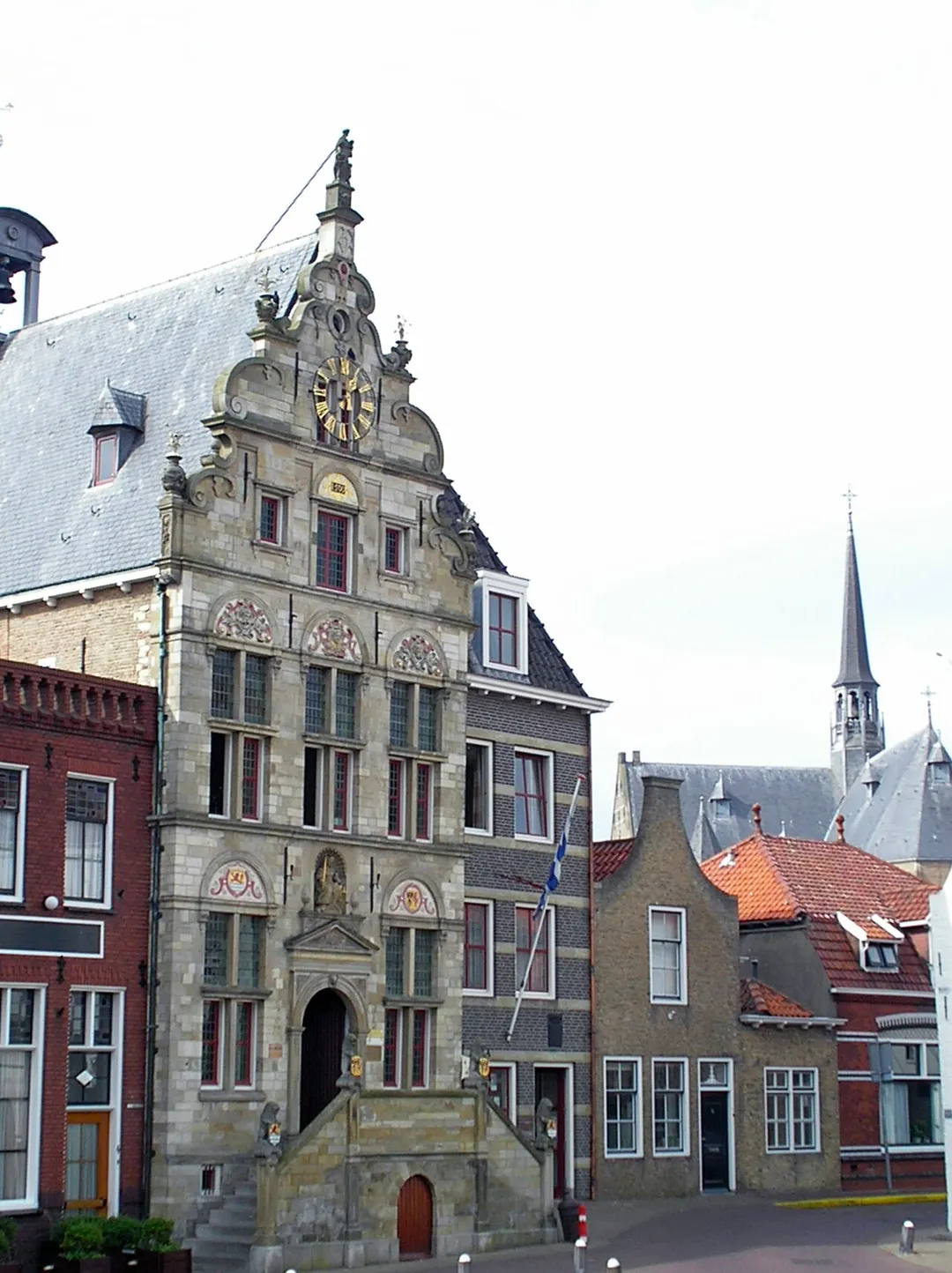 Voorkant van het stadhuis in Brouwershaven