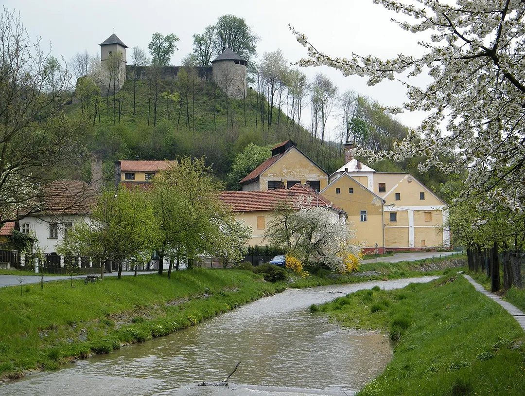 Brumov-Bylnice

Brumovka River and Castle Brumov