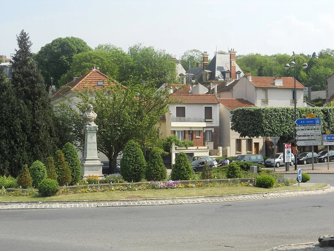 Bry-sur-Marne (France): monument à Louis Daguerre, à l'entrée de la ville après le Pont de Bry.
Bry-sur-Marne (France): monument to Louis Daguerre.